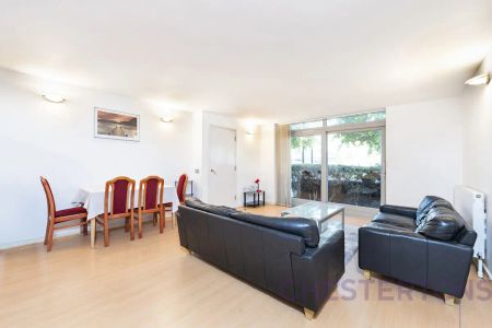 2 bedroom flat in West Parkside - Photo 3