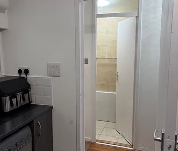 Room in a Shared Flat, Govier Close, E15 - Photo 6