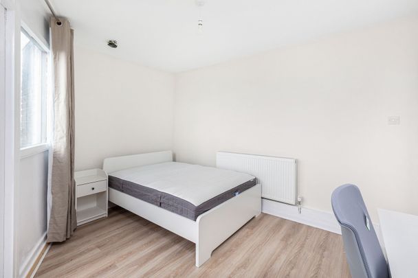Room in a Shared Flat, Masterman House, SE5 - Photo 1