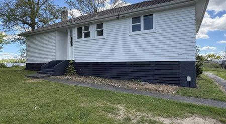 Charming Three-Bedroom Family Home for Rent in Putaruru - Photo 5