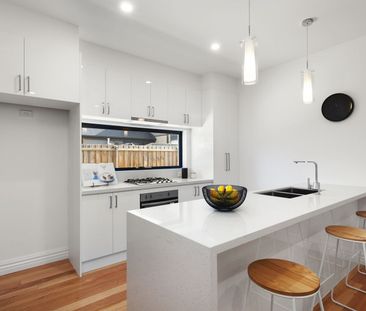 Stunning Townhouse in Absolutely Unbeatable Location! - Photo 3