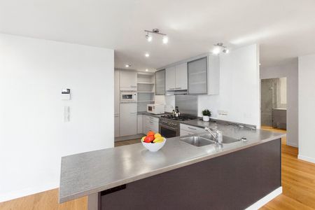 Three bedroom home in the city! - Photo 4