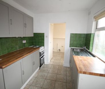 2 bedroom end of terrace house to rent - Photo 5