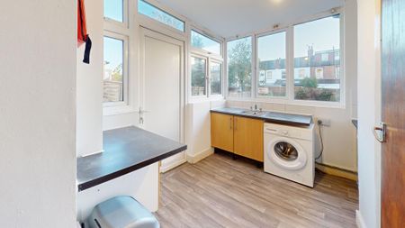 1 bedroom in a house share to rent - Photo 4