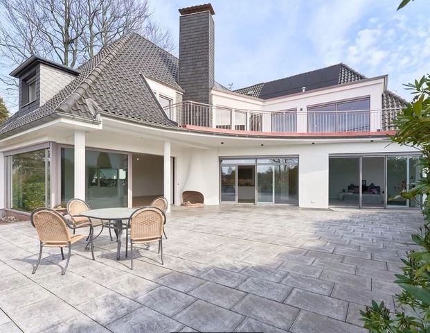 Residieren an der Wakenitz! Weitläufige Terrassenwohnung mit direktem Wasserzugang in bester Lage! - Foto 1