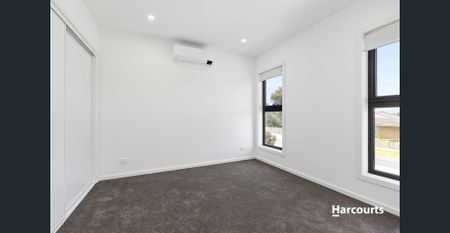 Two storey townhouse! - Photo 2