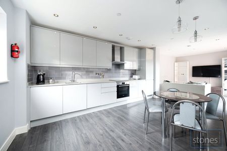 Elm Park, Stanmore - Photo 2