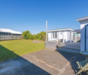 Enjoy sea breezes on Seabury Ave! - Photo 2