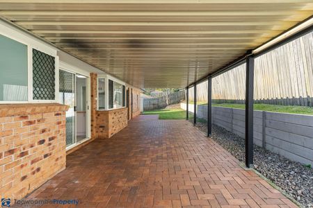 WELL PRESESNTED FAMILY HOME AWAITS! - Photo 4