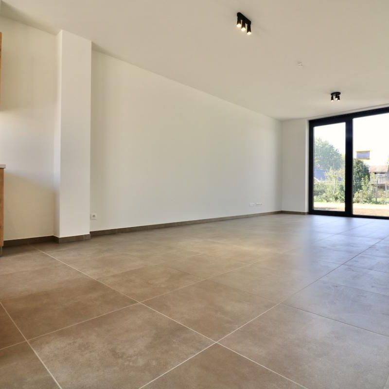 Nieuwbouwwoning met 4 slp, tuin en autostaanplaats in het Edward Poppe Woonpark voor 1.195 EUR/mmnd - foto 1