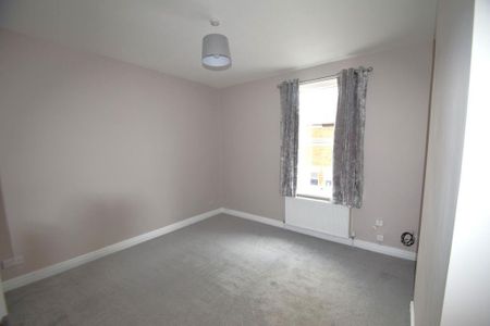 2 bedroom end of terrace house to rent - Photo 4