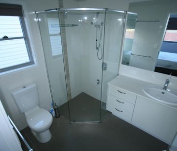 MODERN LOW MAINTENANCE 2 BEDROOM TOWNHOUSE IN CENTRAL GLADSTONE - Photo 5