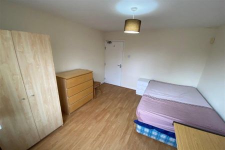 4 bedroom semi-detached house to rent - Photo 4