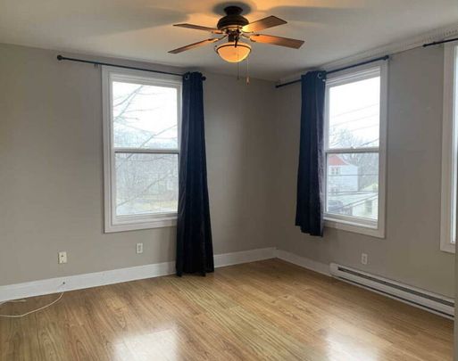 School St - 1 BR Upper Flat in Great Dartmouth Location! - Photo 1