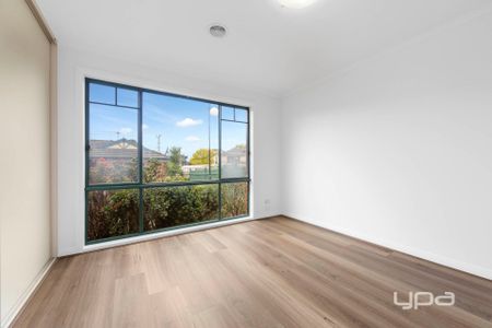 COZY & REFRESHED 2 BEDROOM UNIT IN THE HEART OF ST ALBANS - Photo 5