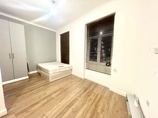 West Hendon Broadway, Hendon NW9 - Photo 1