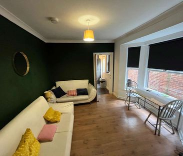 5 bedroom house share near Hull Royal Room 2 - Photo 1