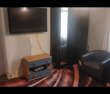 Room in a Shared House, Selby Road, E13 - Photo 6