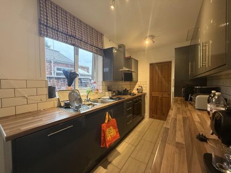 4 bedroom terraced house to rent - Photo 5