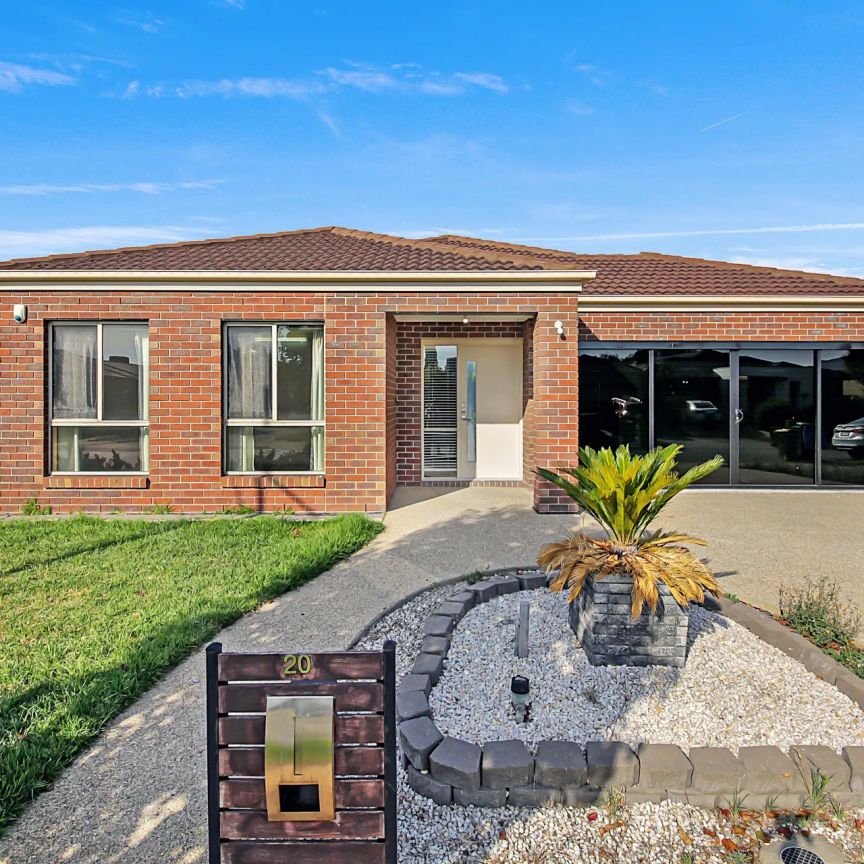 WEST FACING FAMILY RESIDENCE - Photo 1