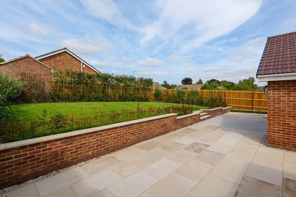 3 bedroom detached bungalow to rent - Photo 1