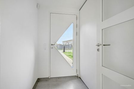 Rækkehus i nyere kvarter med legeplads og grønneområder, med plads til fælleskab - Foto 2