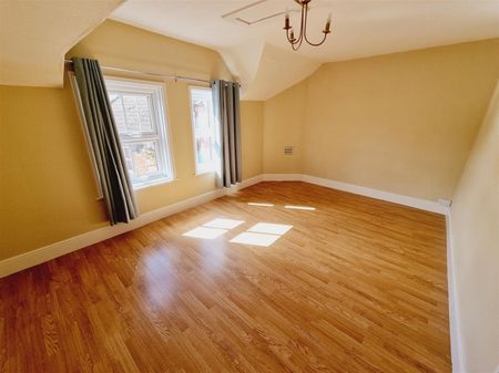 1 Bedroom Flat to Rent in Flat 1, High Street, Rushden, Northants, NN10 - Photo 2