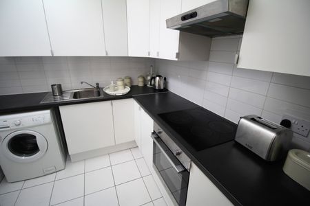 Flat 2, 22 Kelso Road, LS2 9PR, Leeds - Photo 2