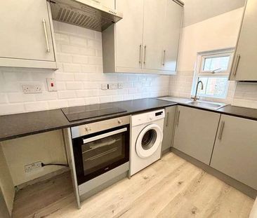 Avenue Road, Staines-upon-thames, TW18 - Photo 1