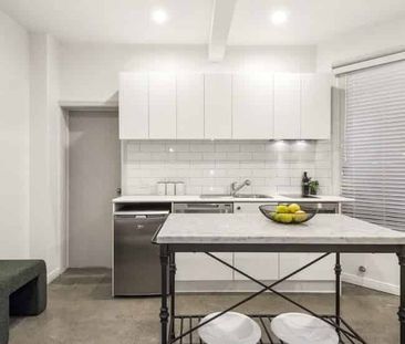 Studio unit with 1 off-street park - Photo 2