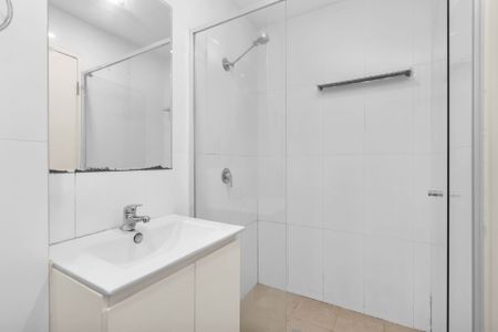 Modern Two-Storey Apartment in Liverpool CBD - Photo 4