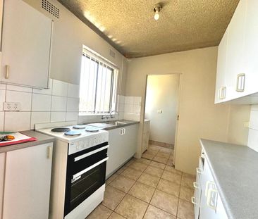 !! 1st floor unit – bedrooms will have brand new carpet !! - Photo 4