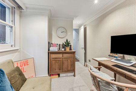 2 bedroom flat in London - Photo 2