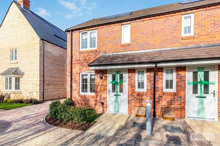 3 bedroom semi-detached house - Photo 4