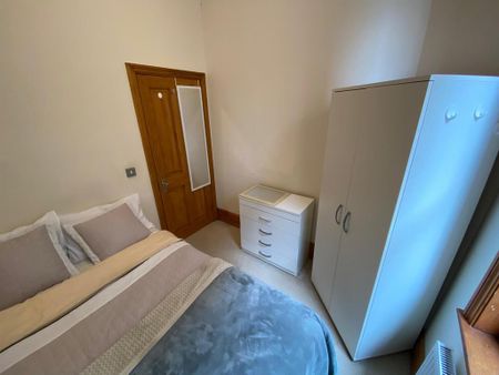 1 bedroom in a house share to rent - Photo 2