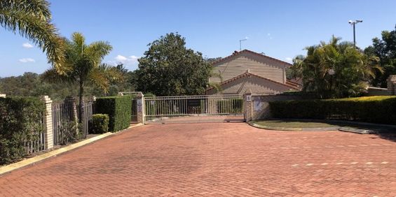 Air conditioned & Renovated 3 Bedrooms Townhouse - Photo 3