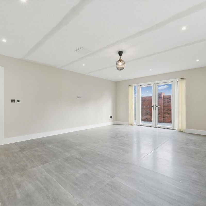 Exceptional detached home available to rent in Radlett. - Photo 1