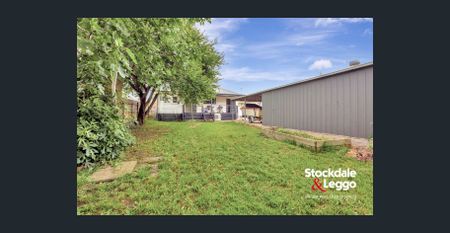 3 BEDROOM HOME- DOUBLE GARAGE & CARPORT! - Photo 4