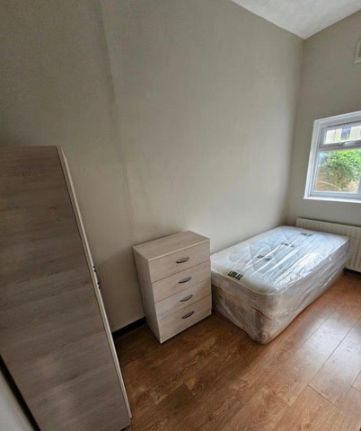 3 bedroom flat to rent - Photo 3