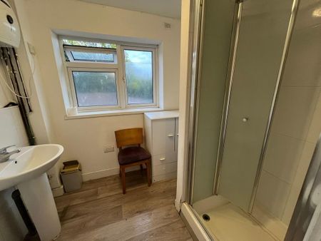 1 bedroom in a house share to rent - Photo 4