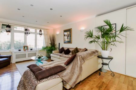 Double bedroom placed near Clayhall Park - Photo 5