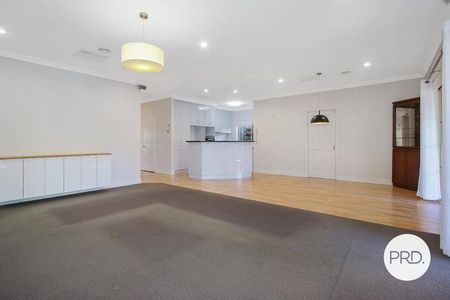 AMAZING LOCATION, STUNNING TOWNHOUSE! - Photo 2