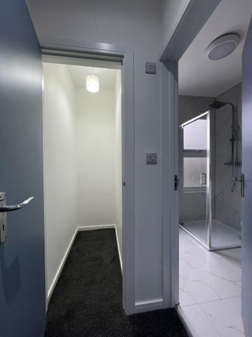 4 bedroom semi-detached house to rent - Photo 5