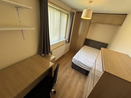 6 bedroom semi-detached house to rent - Photo 2