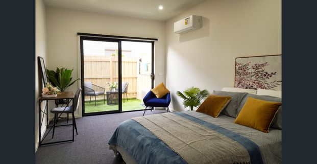 FULLY Furnished STUDIO ROOM in perfect location! - Photo 1