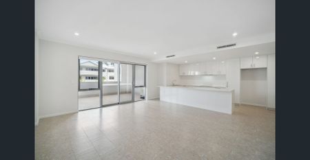 Spacious, Modern 2x2 apartment in secure building - Photo 5