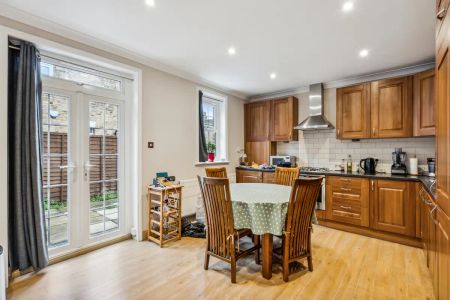 2 bedroom flat in London - Photo 5