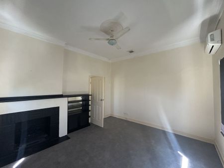 LARGE FAMILY HOME - Photo 2