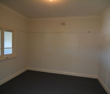 FANTASTIC VILLAGE HOME - Photo 5