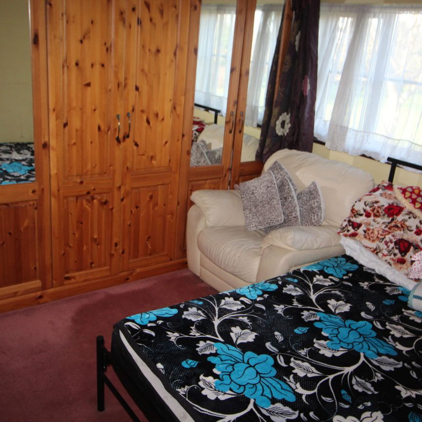 Bolton Lane, Middlesex - Photo 1